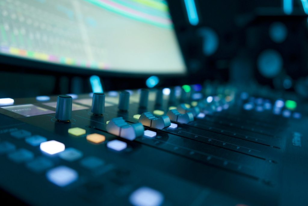 Un primer plano de una consola de mezcla de sonido